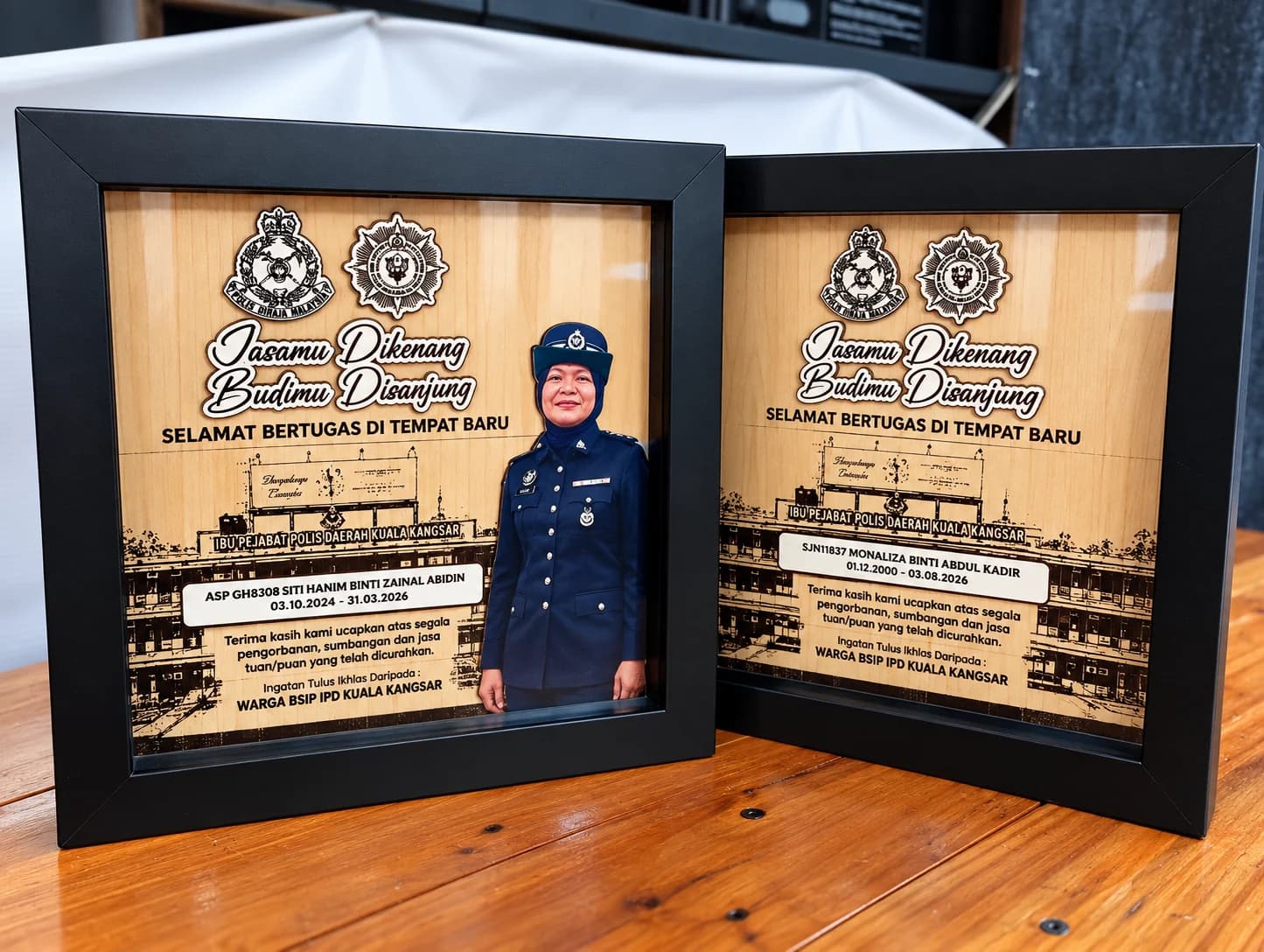 Bingkai peringatan khas dengan lambang dan maklumat polis