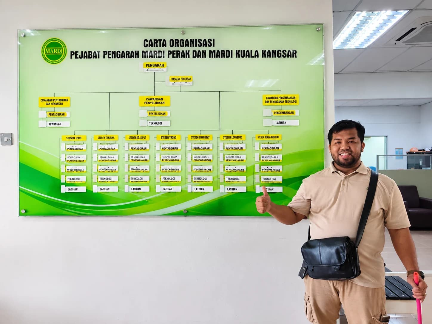 Papan acrylic dengan cetakan maklumat MARDI